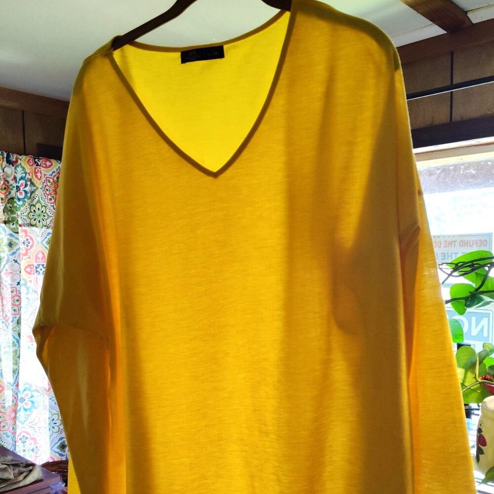 EUC yellow Just Fashion Now, JFN pull over top. Size 3XL